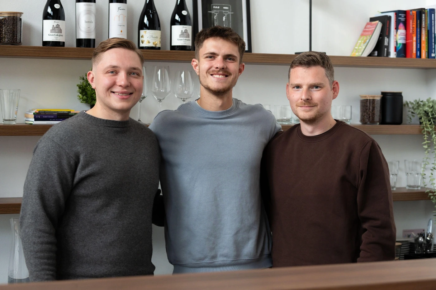 Die Gründer Oleg Winokurow und Tim Knittel mit Beirat Dr. Stefan Schrammer